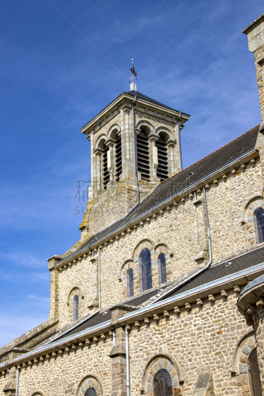 Prise de vue de l'église Notre-Dame de Locmaria de Quiberon construite au XVème siècle, entièrement refaite en 1654 et saccagée en 1746 et suite à une tempête le clocher est détruit en 1900, refaite en 1906, au zoom 18/135, 200 iso, f 18, 1/160 seconde