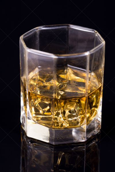 威士忌,冰块,黑色背景,玻璃杯,八边形,正方形,饮料,寒冷,含酒精饮料,反射