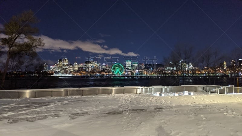 Vue sur le centre-ville Montréal au gratte-ciel illuminés en novembre