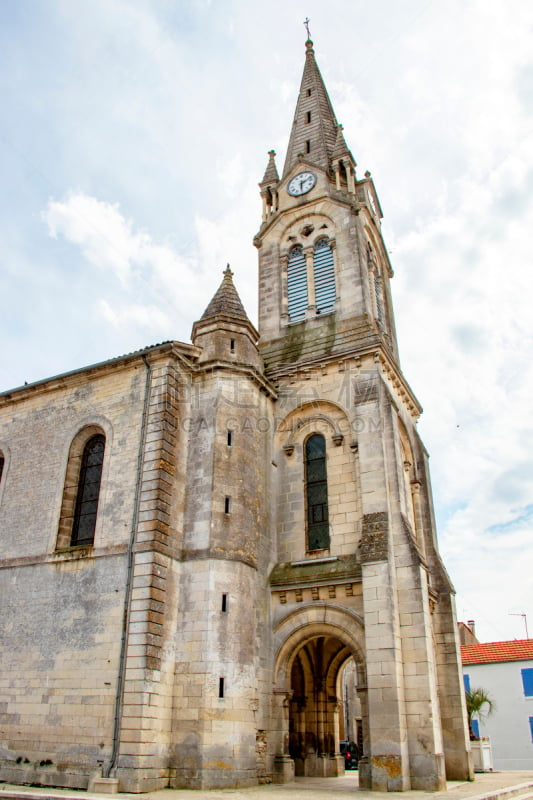 Prise de vue de l'église Notre-Dame de l'assomption de Château d'Oléron bâtie entre le XVII et XVIIIème siècle, de style néo-roman, au 18/135, 200 iso, f 13, 1/160 seconde