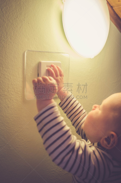 儿童,照明设备,婴儿,操作开关,打开或关掉,开始按钮,游戏手柄,玩家,垂直画幅,留白
