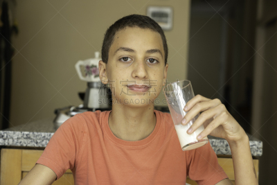 牛奶,男孩,肖像,童年,厨房,注视镜头,短发,幸福,喝,享乐