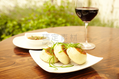 细香葱,蒸菜,小甜面包,烧烤猪肉,中式小笼包,点心,葡萄酒,留白,水平画幅,无人
