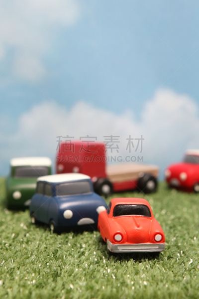 小雕像,天空,蓝色,玩具车,在上面,绿色,云,草,汽车行列,汽车产业