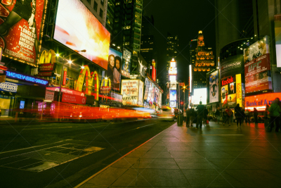 纽约,夜晚,泰晤士广场,高对比度,electronic billboard,步行区,色彩鲜艳,行人,忙碌