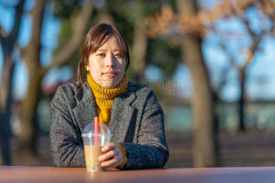 注视镜头,青年女人,木薯布丁,奶茶,仅日本人,长椅,肖像,东亚人,公园,公园长椅