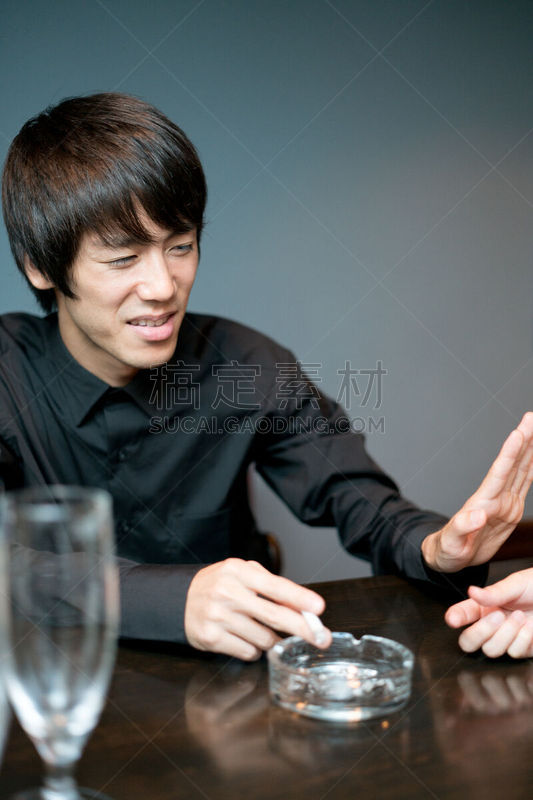 男人,吸烟问题,垂直画幅,座位,密封的,焦油,人类肺脏,禁止吸烟,商店,税