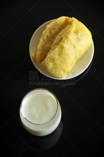 牛奶,蒸菜,玻璃杯,面包,中式小笼包,塞满了的,主观视角,小圆面包,点心,奶制品