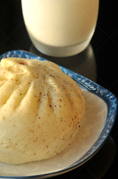 早餐,中国,中式小笼包,塞满了的,主观视角,小圆面包,蒸菜,点心,奶制品,有包装的